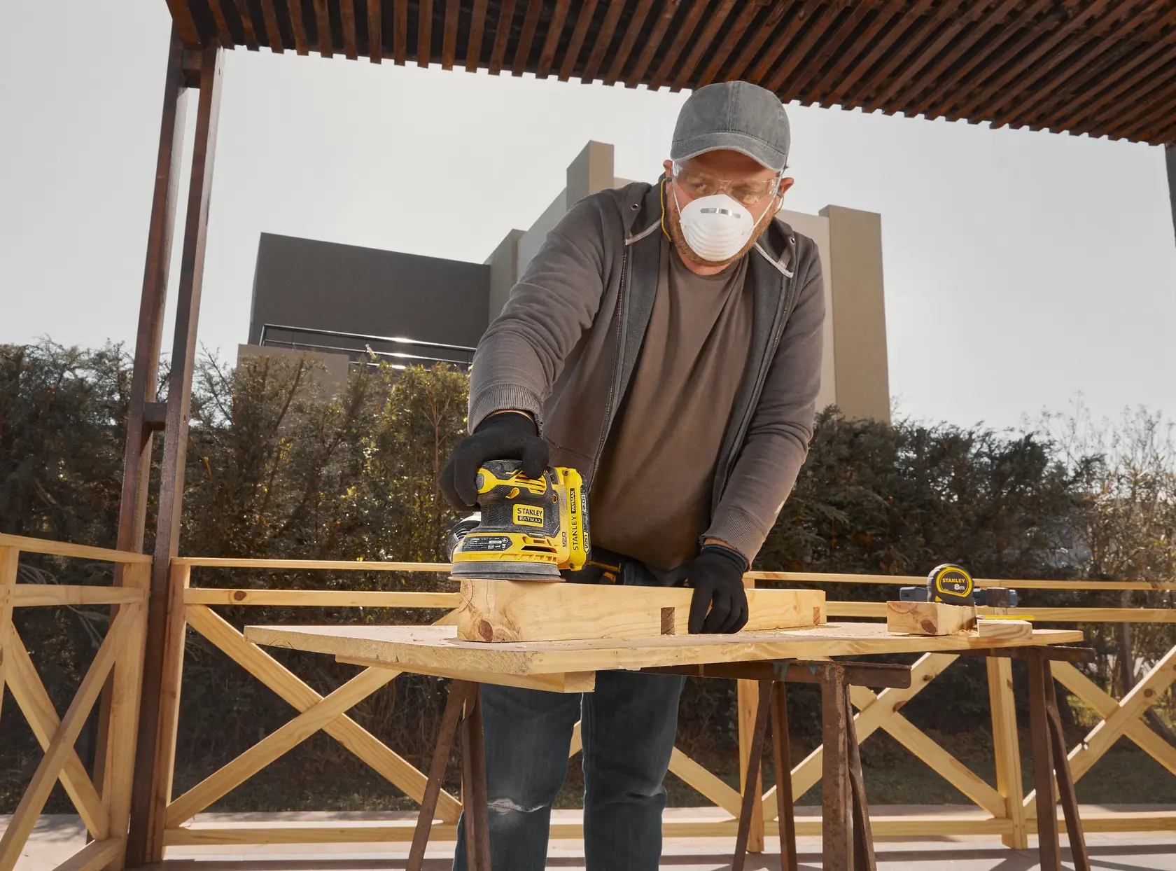 Fotografía usando STANLEY SCS220B, SCS220B-B3, SCS220-B2, SCS220 lijadora en trabajo de madera exterior.