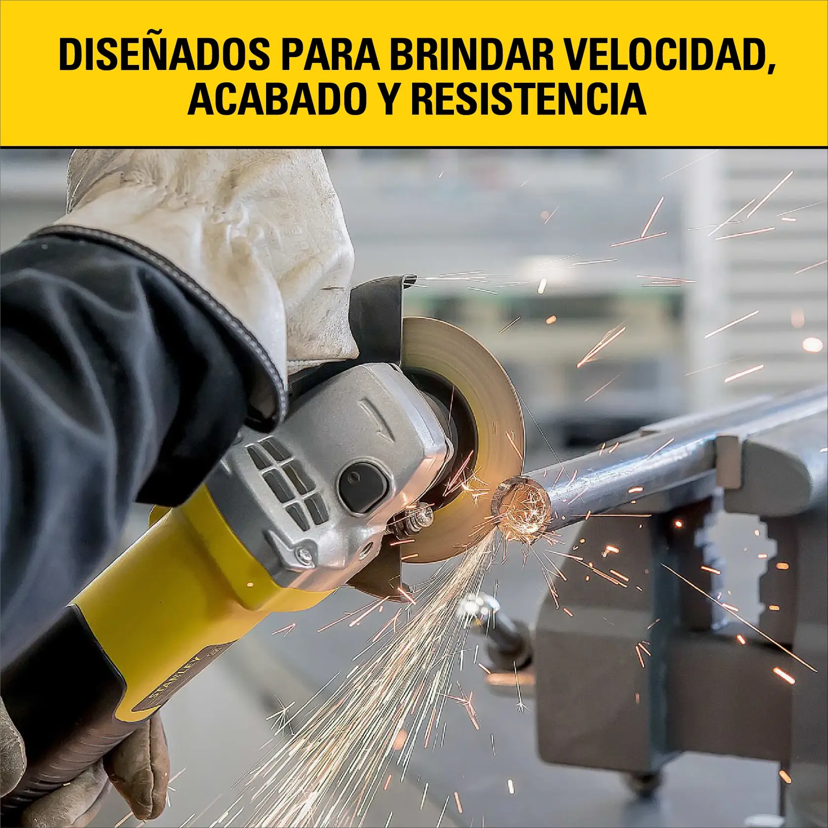 Primer plano de una persona usando una amoladora angular amarilla Stanley para cortar un tubo de metal, con chispas volando. El usuario lleva guantes de protección. El texto superior dice: 'Diseñados para brindar velocidad, acabado y resistencia.'
