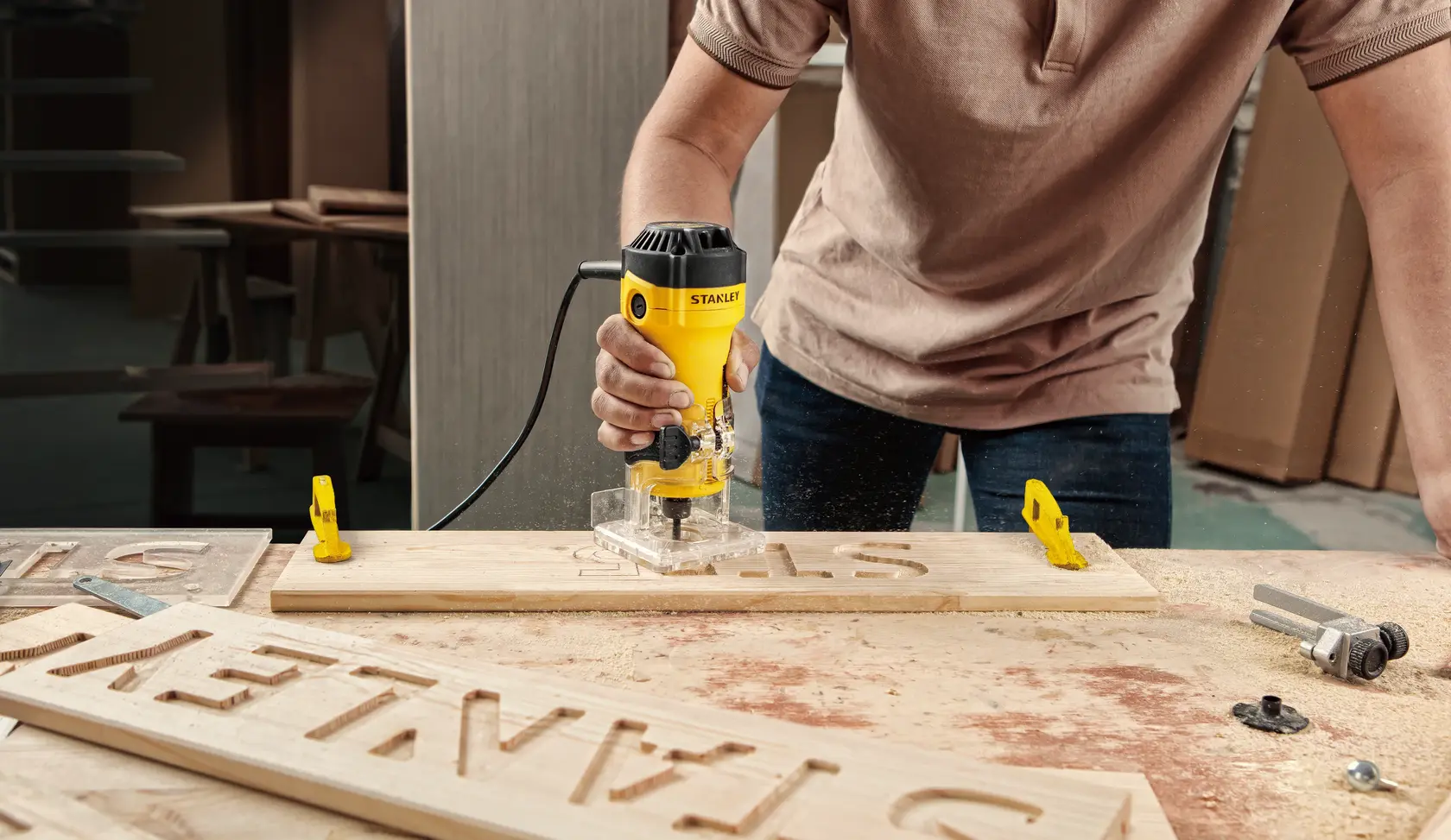 Fresadora STANLEY ST55-B2 usada para grabar letras en madera en un taller.