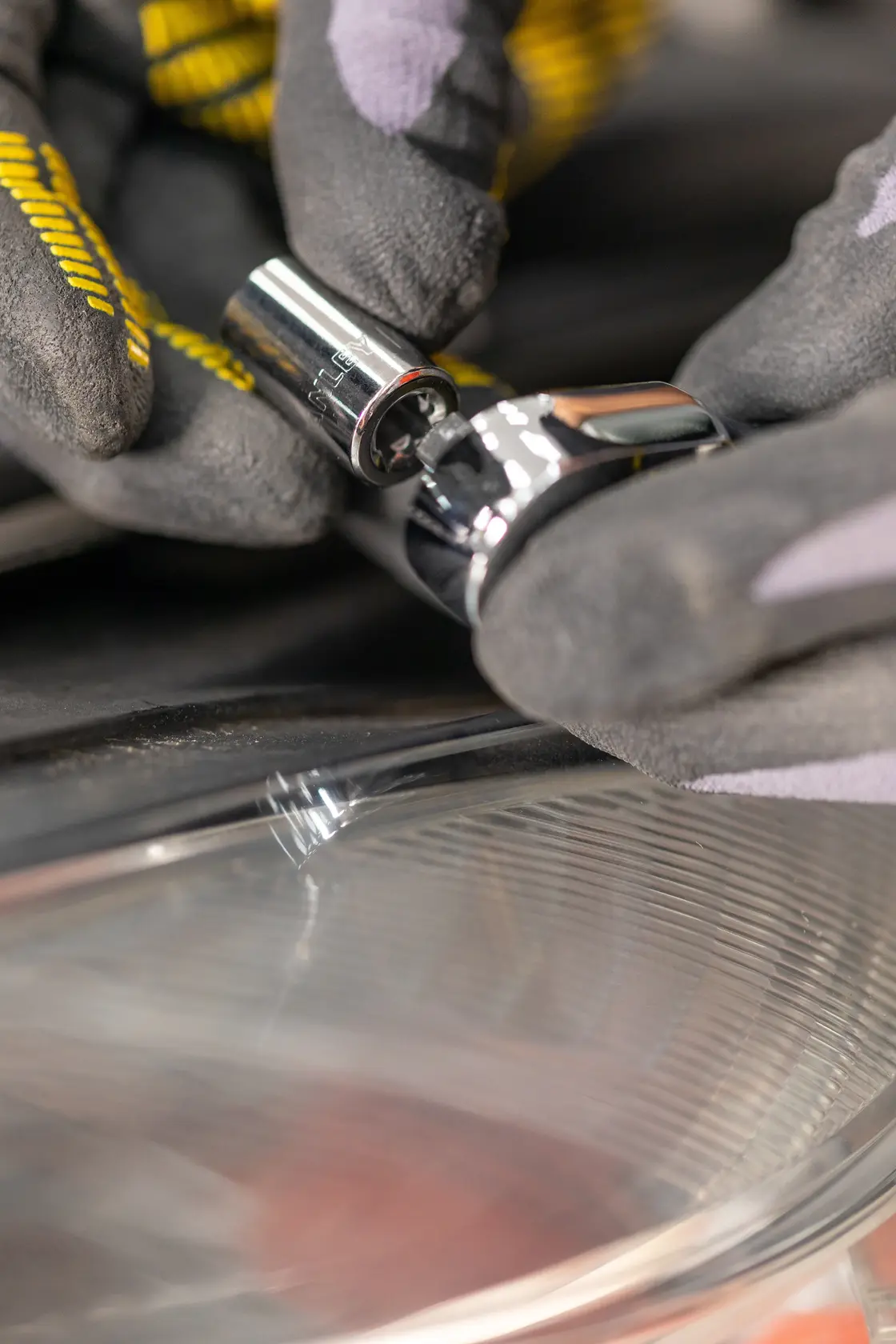 STANLEY STMT82829-1 dado acoplándose a una matraca, primer plano de manos enguantadas, fotografía de producto.