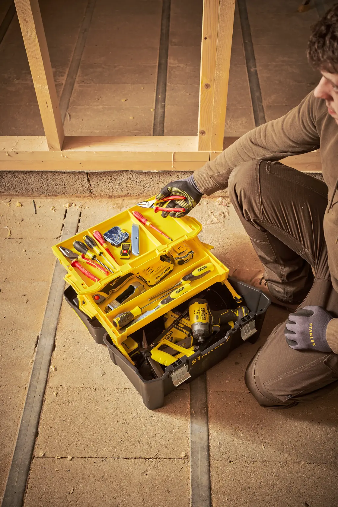 STANLEY STST83397-1 caja de herramientas con bandejas amarillas y herramientas variadas, foto del producto en obra.